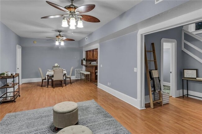 Building Photo - 722 S College St