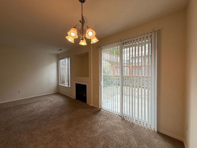 Building Photo - 4 Bed 3 Bath Gated Townhome Near Maplewood Golf