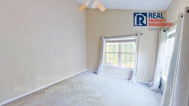 Building Photo - Charming Townhome with Split Floorplan