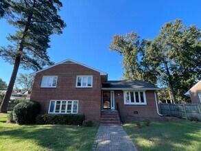 Building Photo - Split Level Home near Willow Lawn