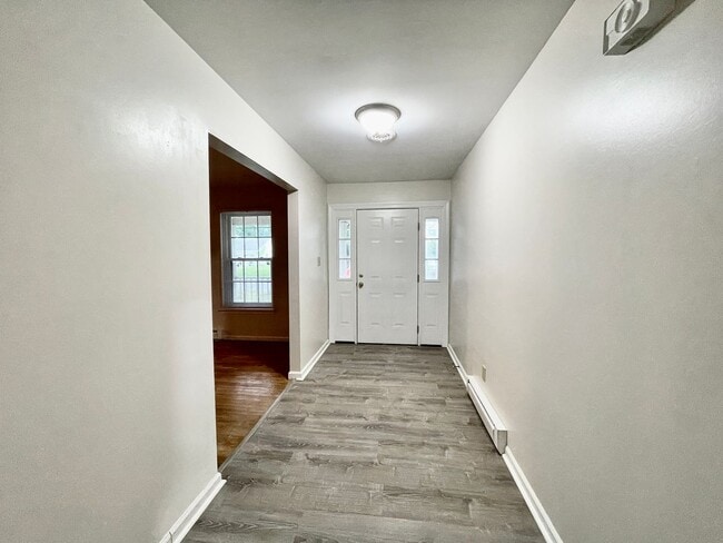 Building Photo - Waterfront Ranch Home - Excellent School Z...