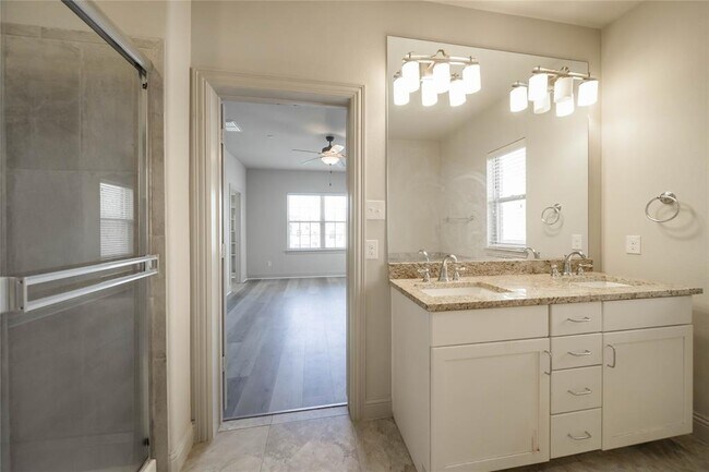 Building Photo - 2745 Troutt Dr