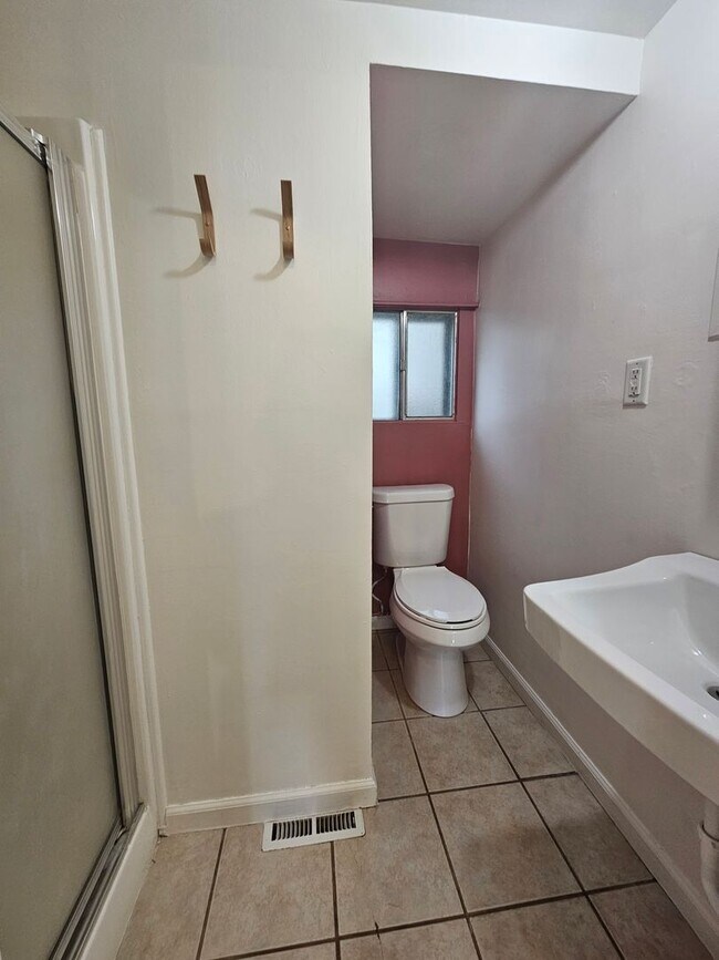 Building Photo - Highlands Adorable 1 Bedroom Apartment in ...