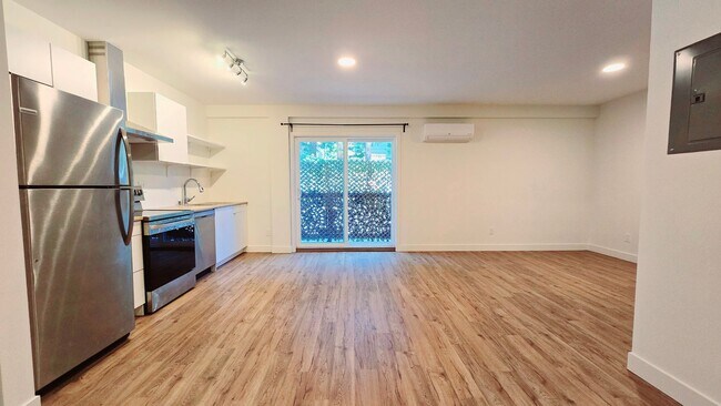 Building Photo - Redwood City: Remodeled Studio w/ Laundry In Unit & Parking Included