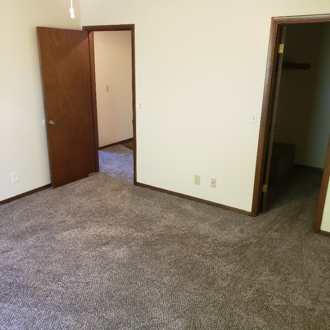 Building Photo - 2313 S White Oak Dr