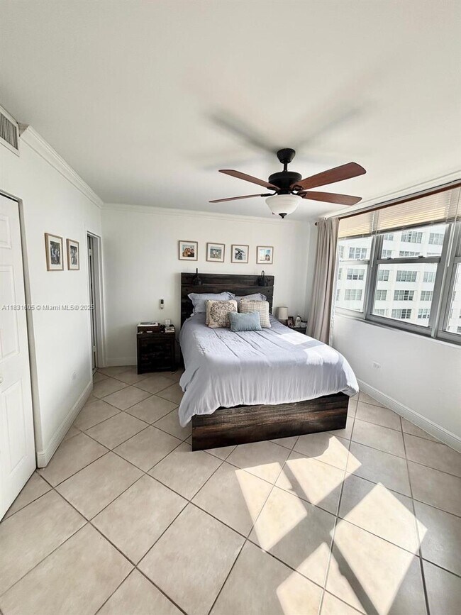 Building Photo - 999 Brickell Bay Dr