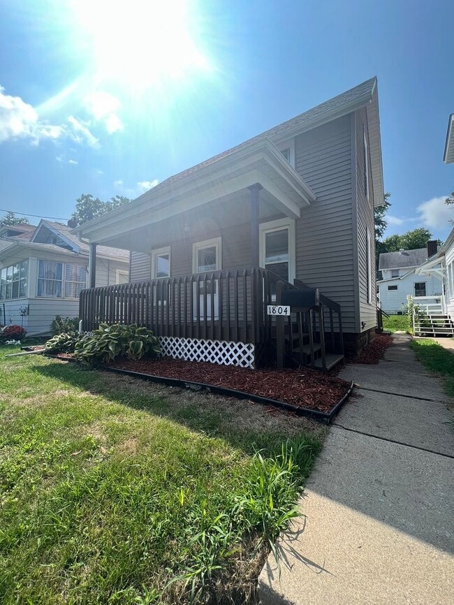 Primary Photo - Updated 3BR Home with Central Air in Moline