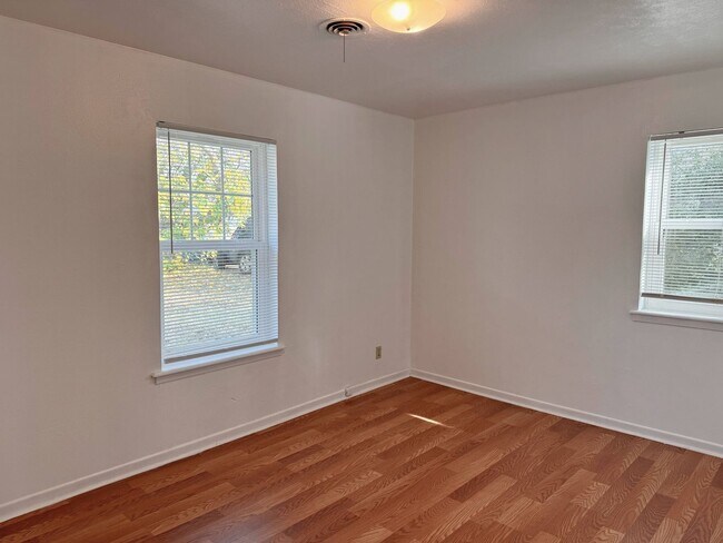 Building Photo - 3 Bed 1.5 Bath Home Close to Sheppard AFB!