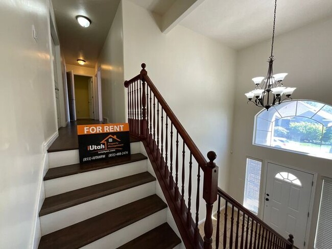 Building Photo - 6 bedroom 3 1/2 bathrooms 2 car garage Lar...