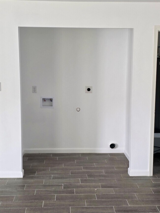 Building Photo - 915 24th St