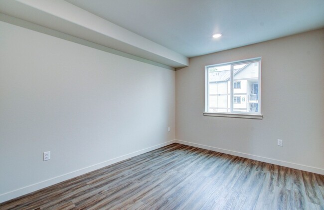 Building Photo - 404 NE 117th Ave