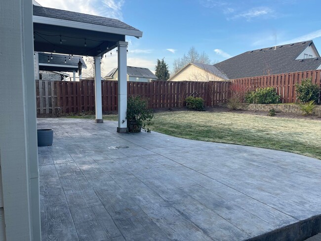 Building Photo - Available Now!  Newer Home in Desirable Neighborhood.
