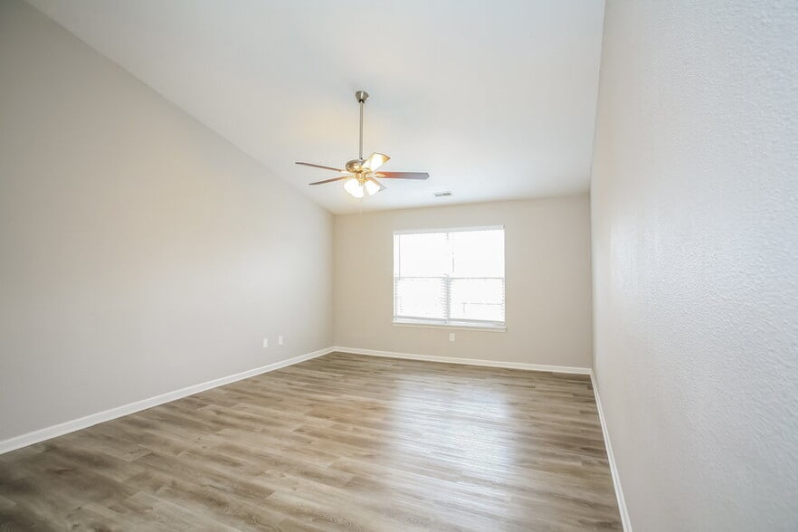 Building Photo - 221 Pennwood Ln