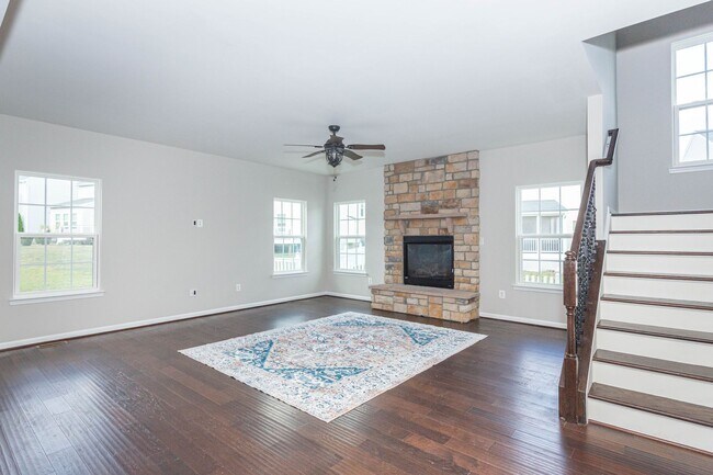 Building Photo - 5 Bed, 4.5 Bath Single Family Home in Step...
