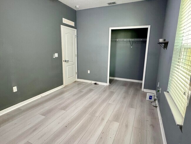 Building Photo - 520 SW Dailey Ave