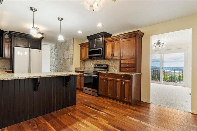 Building Photo - Perfect Family Home! 5 Beds, 3 Baths in Pl...
