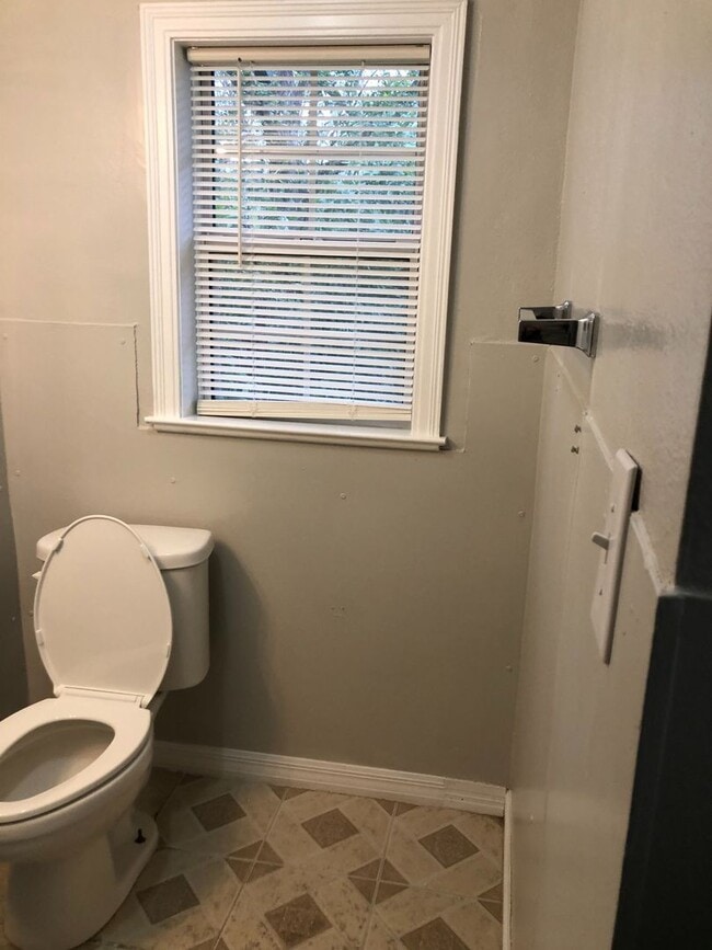 Building Photo - 2 Story Home Offering 3 bedrooms and 1 bath