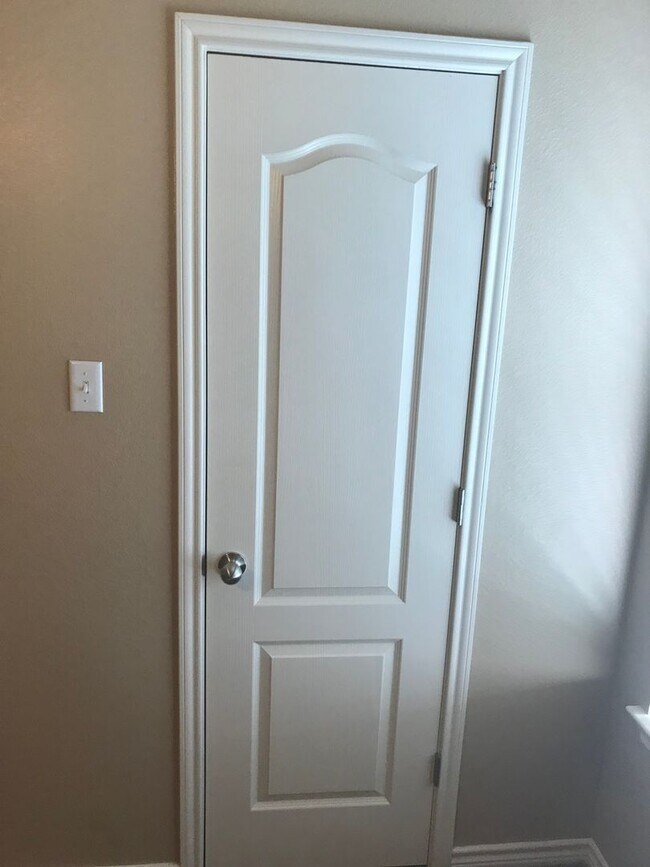 Building Photo - 3 bedroom 2 bath Duplex Text 302-231-7228 for more info