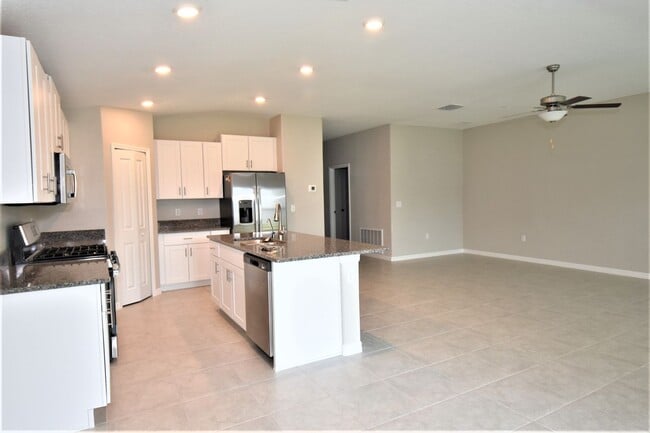 Building Photo - Like New 4 Bedroom Home