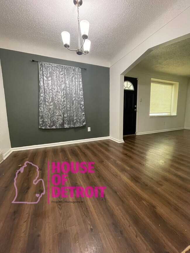 Building Photo - SUMMER SPECIAL~ 3 BEDROOM 1.5 BATH~ FREE P...