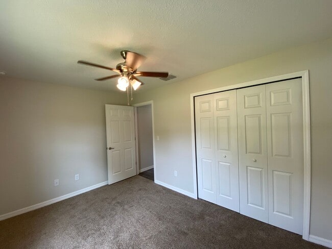 Building Photo - Silver Springs Shores - Welcome Home