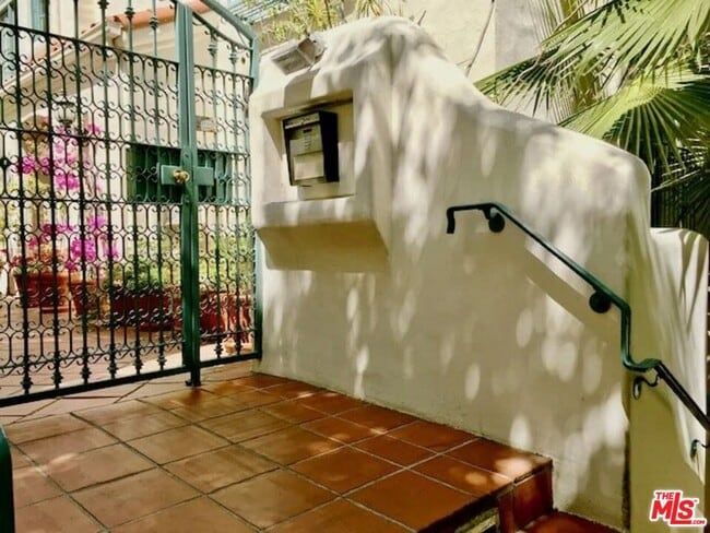 Building Photo - 1123 Flores St