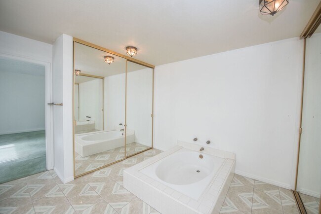 Building Photo - Rose Hills