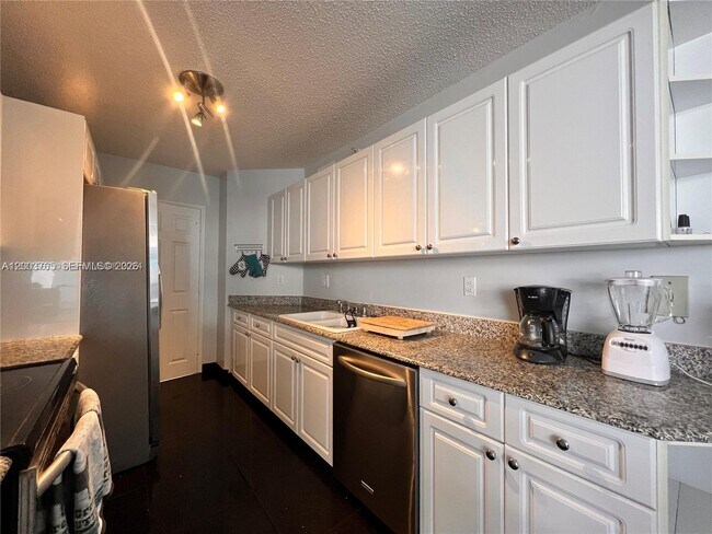 Building Photo - 16711 Collins Ave