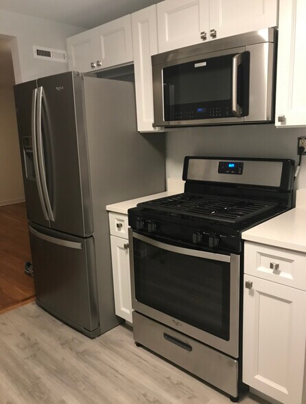 Building Photo - 225 Desdemona St