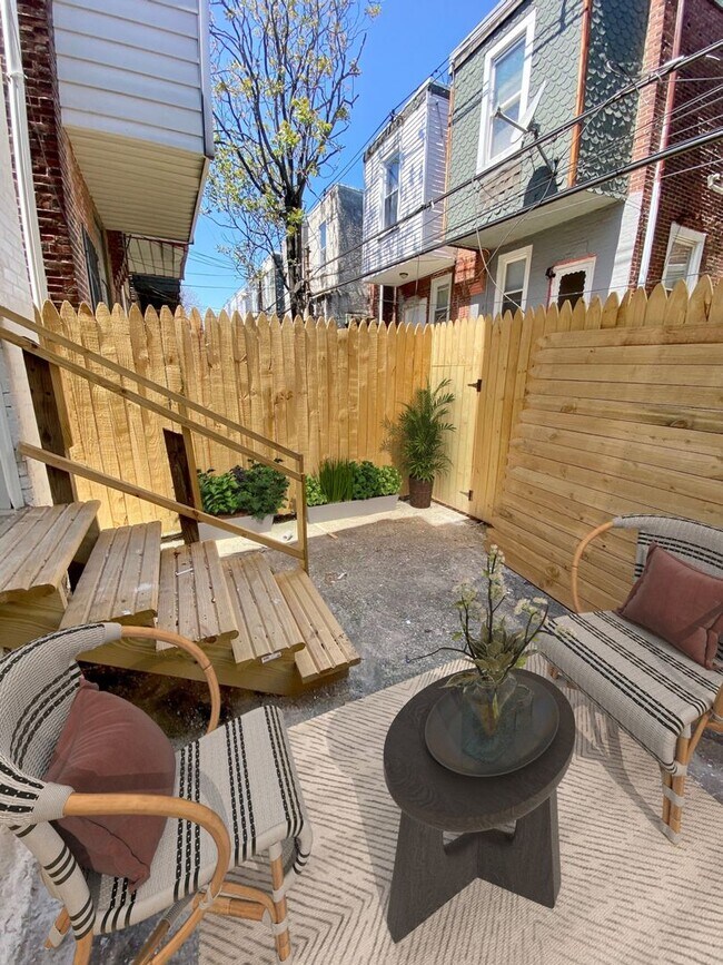 Building Photo - Beautifully Renovated 3-Bedroom Townhouse ...