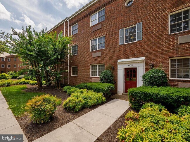 Building Photo - 1608 W Abingdon Dr