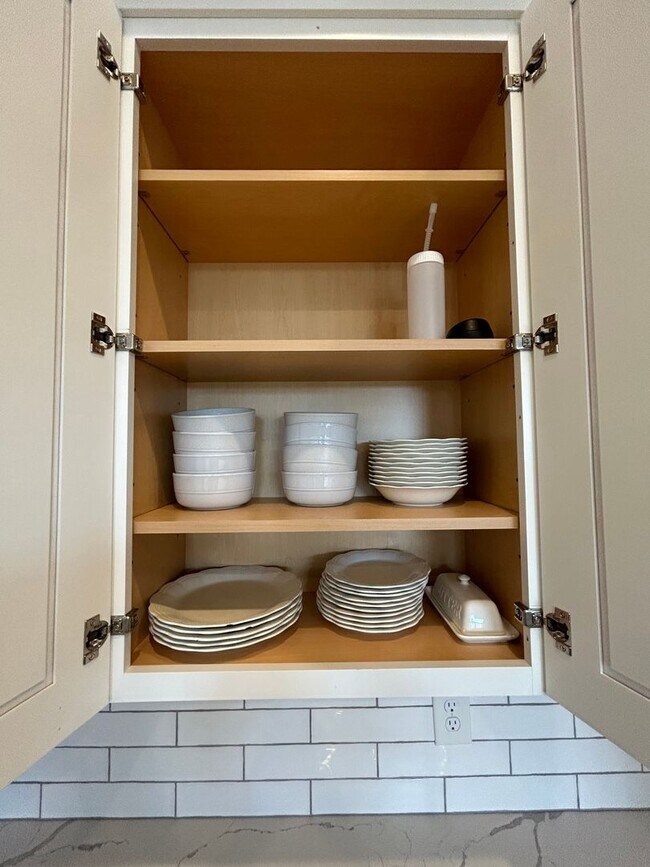 Building Photo - Beautifully Furnished 1/1 Apartment in Downtown Broad St.- $2,350