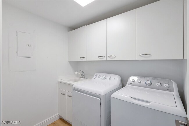 Building Photo - 425 Cove Tower Dr