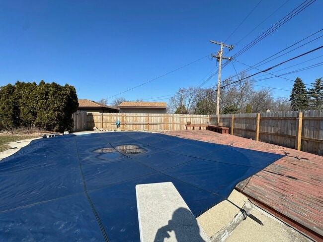 Building Photo - Spacious 2BR \2.5BA With Pool !