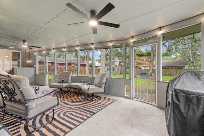 Building Photo - 9503 Castlewood Dr