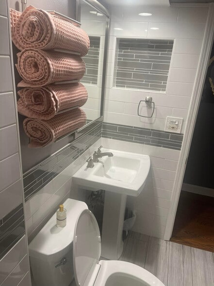 Building Photo - 6462 N Northwest Hwy