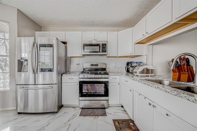 Building Photo - 9215 Golden Meadow Dr