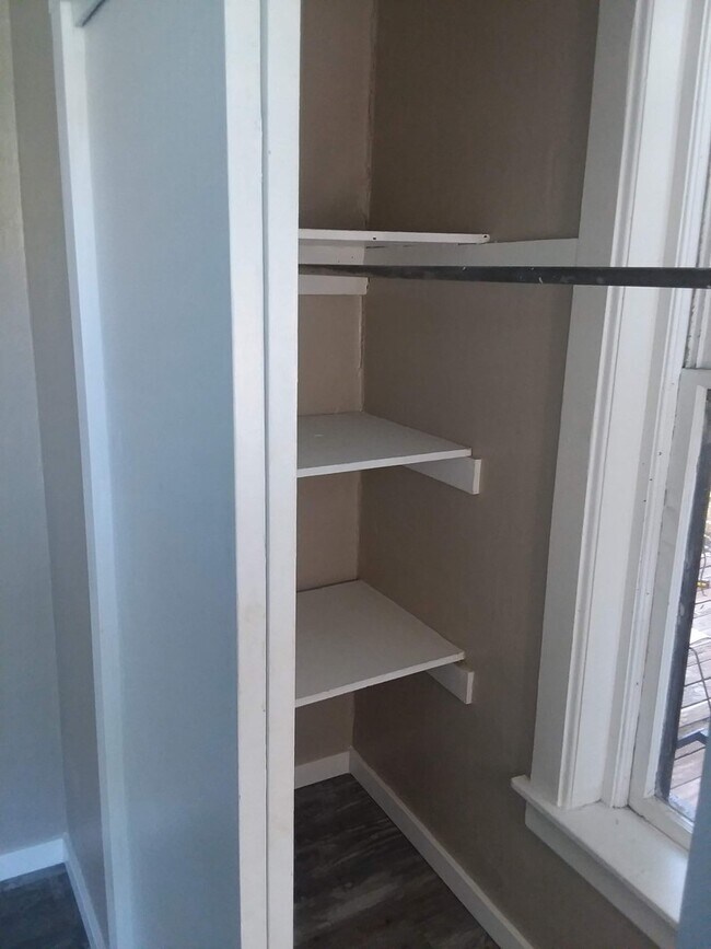 Building Photo - Cap Hil Adorable 1 Bedroom Available Now!