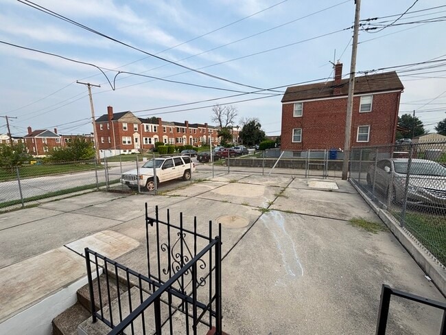Building Photo - 3 bedroom townhome 21213