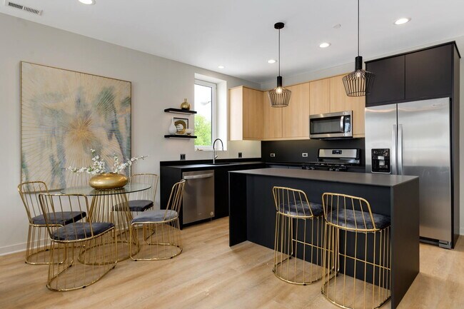 Building Photo - 6035 W North Ave