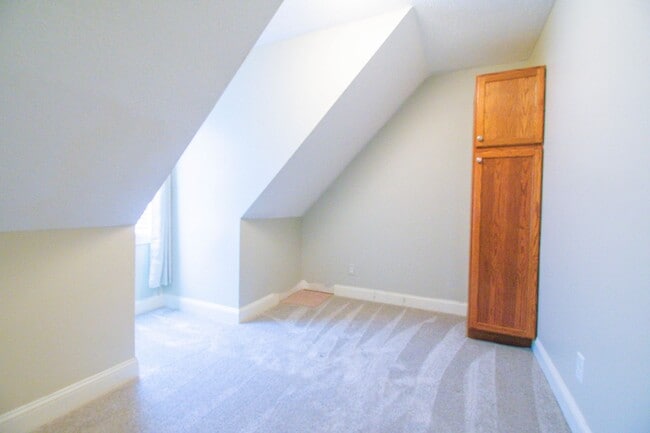 Building Photo - Available March 1! 4 Bedroom 2.5 Bathroom With Bonus and Screened in Porch!