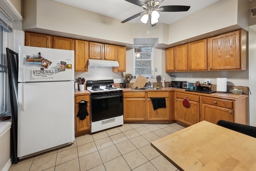 Building Photo - 3550 W Diversey Ave