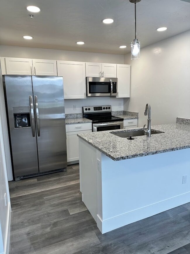 Building Photo - 1553 Clear Creek Dr