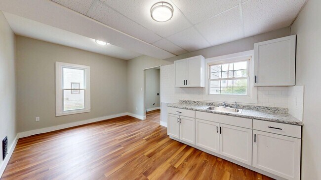 Building Photo - Madison/West Blvd neighborhood: 3 bedroom/1 bath single family home.