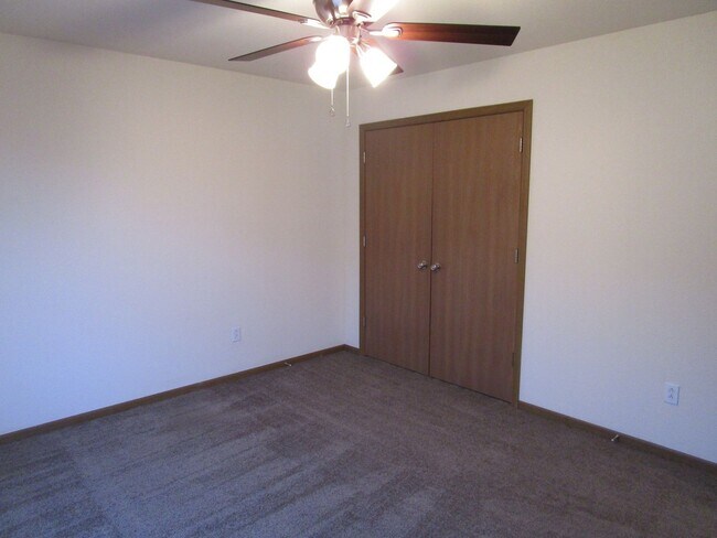 Building Photo - 707-707 Glenstone Dr