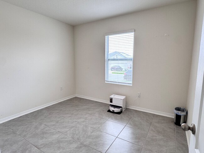 Building Photo - 325 Meadowbrook Blvd