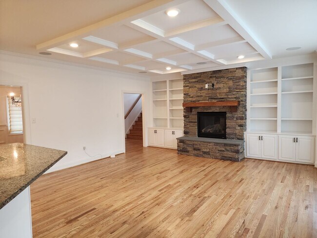 Building Photo - Stunning Luxury Home with 5 Bedrooms and 5...