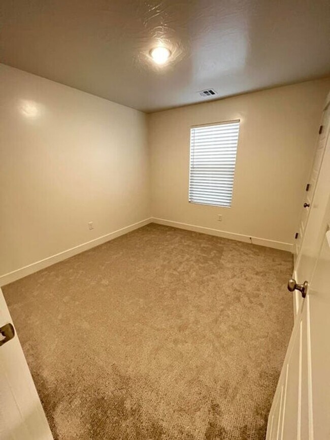 Building Photo - 5924 Aragorn Ln
