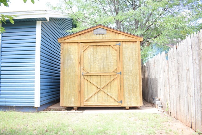 Building Photo - "Charming 3-Bed with 2 Full Baths in Lubbo...