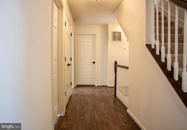 Building Photo - 42243 Canary Grass Square
